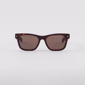 İkonik metal plakalı güneş gözlüğü